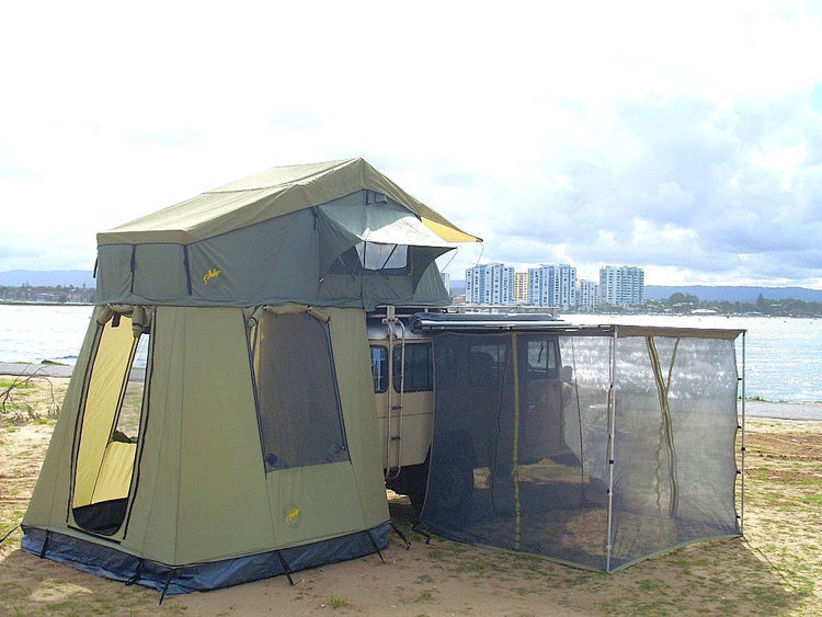 Dachzelt mit Vorzelt und Moskito-Zeltraum am Strand mit Skyline