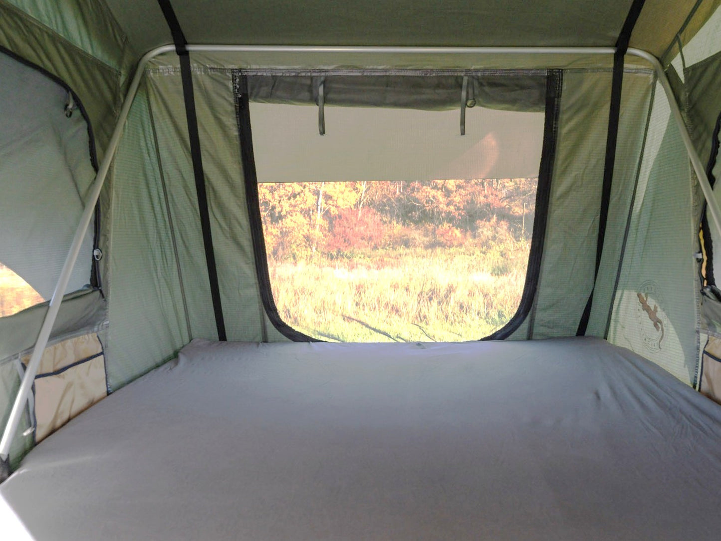 Innenansicht Dachzelt Tanami Plus mit aufgezogenem, grauen Spannbettlaken