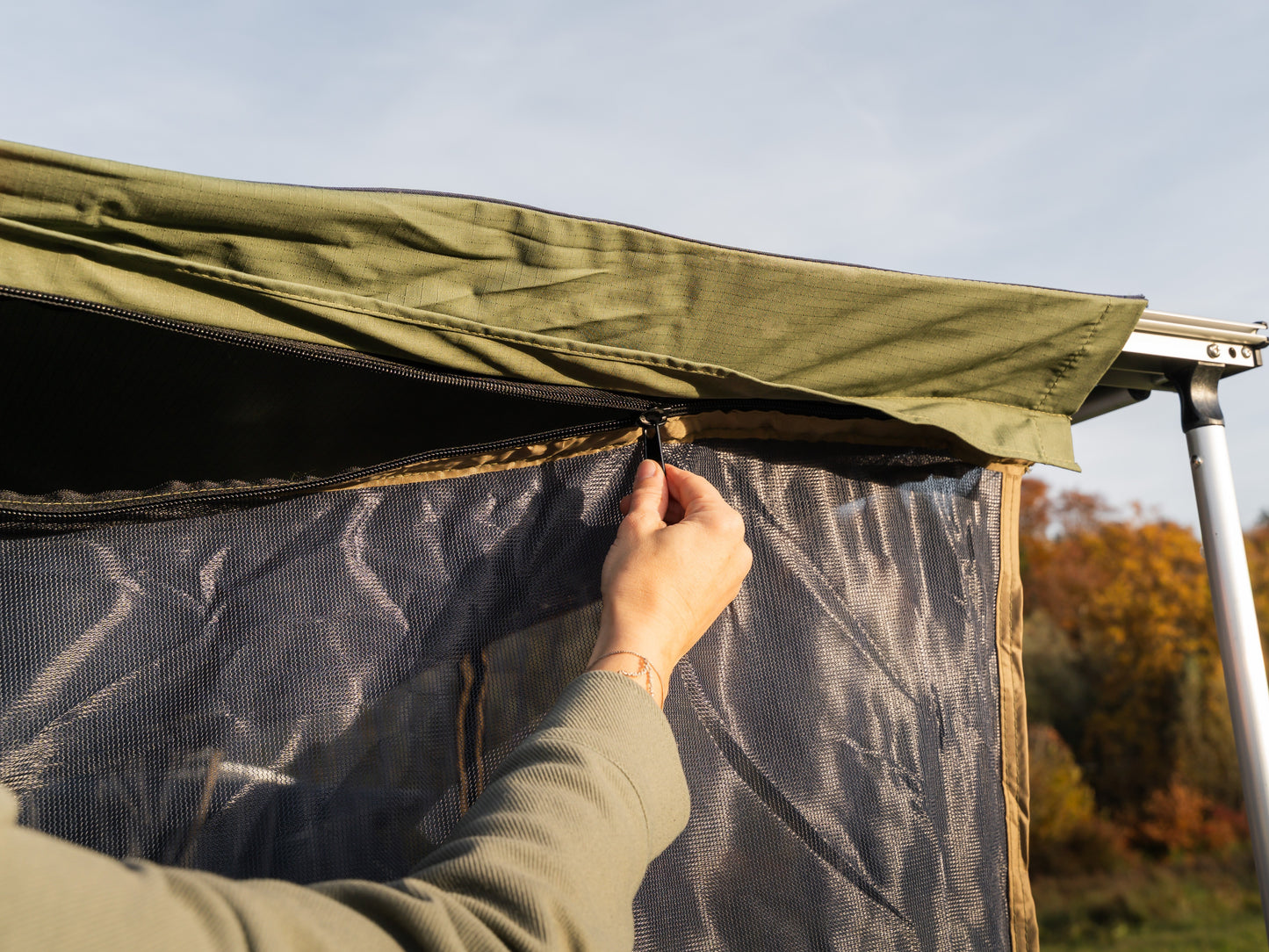 Befestigung des Moskitonetzes mit dem Reisverschluss vorne an der Markise