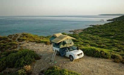 Isuzu mit zwei Dachzelten auf Dünen am Meer