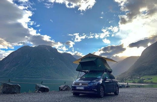 VW-Golf mit Dachzelt direkt am See