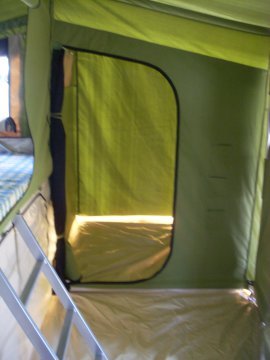 Durchgang vom Anhängerzelt zum angebauten Duschzelt