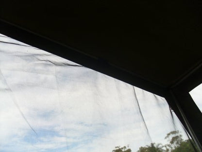 Blick ins Freie durch das Moskitonetz des Anhängerzeltes