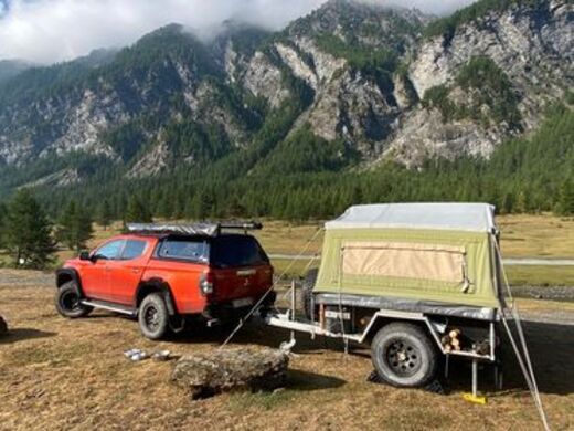 Geländewagen mit Anhängerzelt in den Bergen