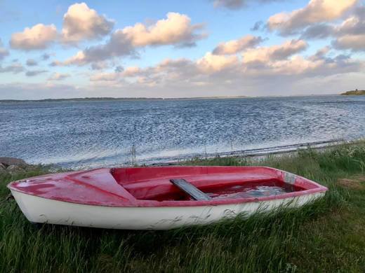 Kleines Ruderboot am Strand von Dänemark