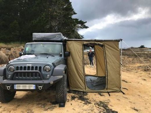 Jeep mit Zeltraum von Gordigear am Strand in Frankreich