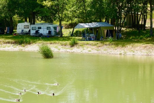 Anhängerzelt am Campingplatz am See