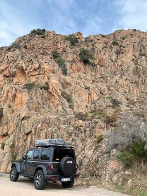 Jeep Wrangler mit Dachzelt for Felswand in Korsika