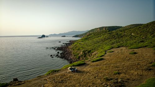 Türkische Steilküste mit weißem Geländewagen mit zwei Dachzelten