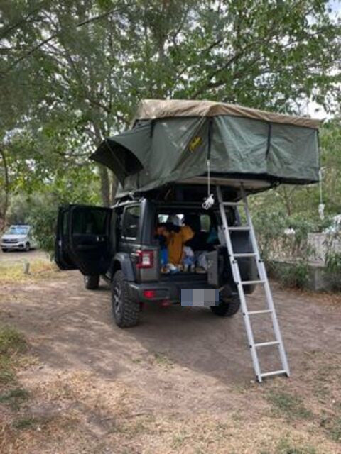 Jeep Wrangler mit Tanami Plus Dachzelt mit Leiter nach hinten