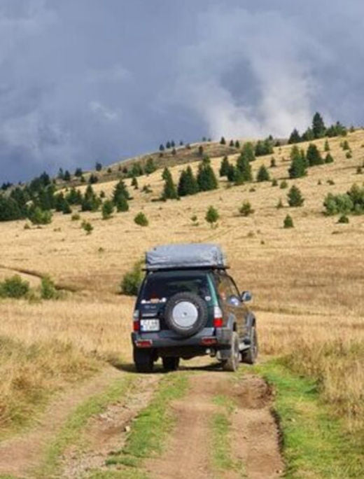 Geländewagen mit Dachzelt von Gordigear in Rumänien