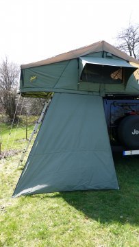 Blick auf Dachzelt mit montiertem Segel als Windschutz