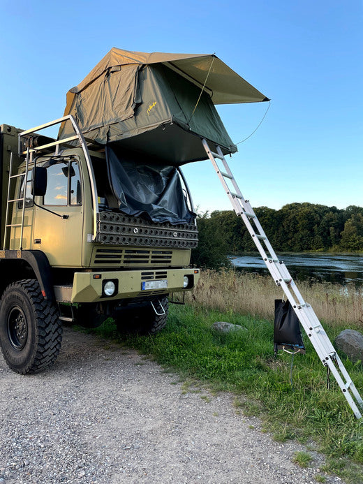 Tanami Light Dachzelt auf Führerhaus eines LKWa mit Leiter nach vorne runter