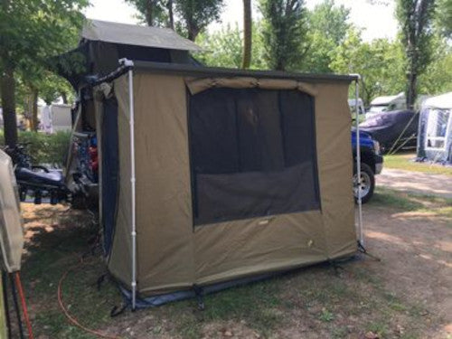 Campingplatz mit Dachzelt, Markise und Zeltraum