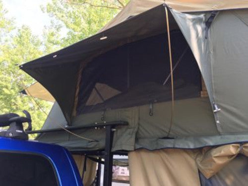 Nahaufnahme des Zelteingangs des Dachzelts