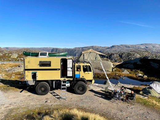 LKW mit Dachzelt am Fjord in Norwegen