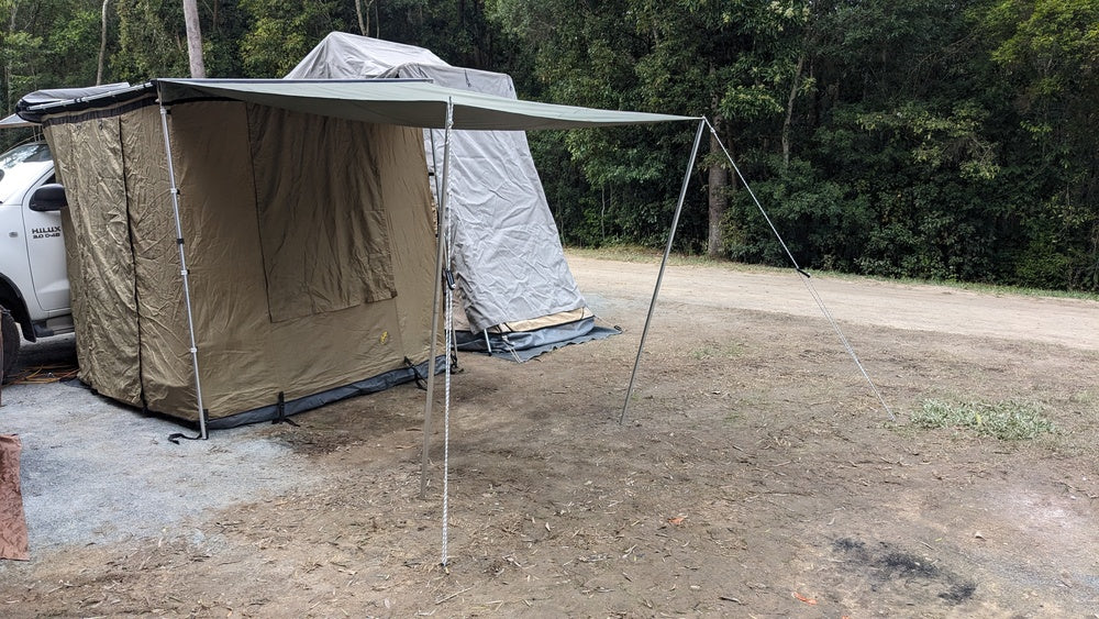 Hilux mit Markiste mit Zeltraum und Dachzelt mit Vorzelt