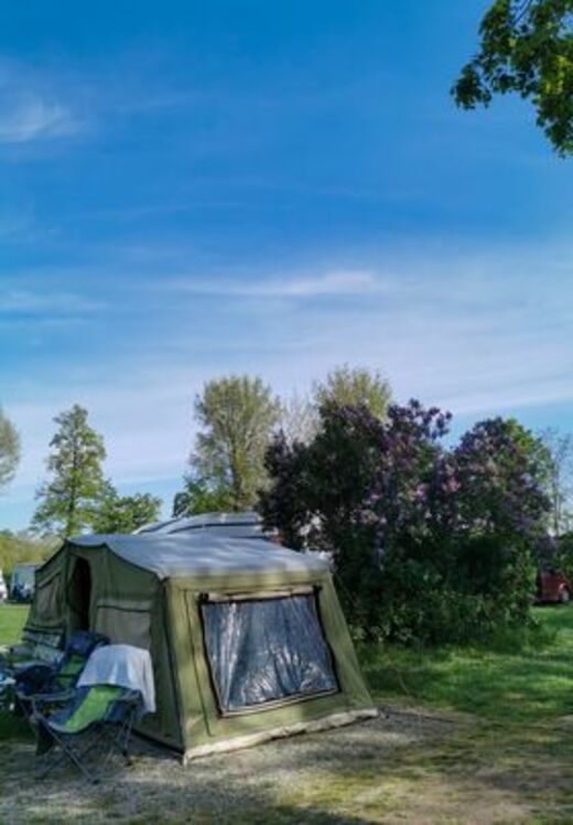 Anhängerzelt mit Campingstühlen am Campingplatz
