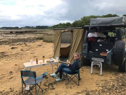 Jeep mit Gumtree Markise und Zeltraum am Strand