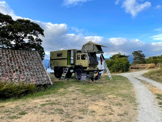 Gordigear Dachzelt auf geparktem Camping-LKW