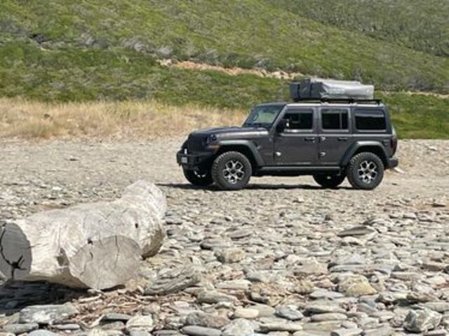 Jeep mit zusammengeklappten Dachzelt