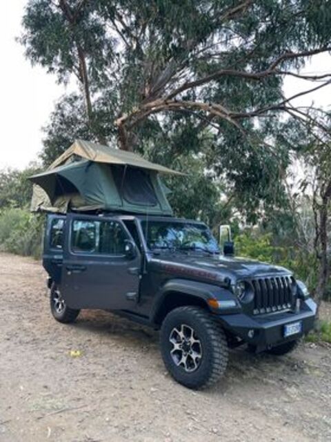 Jeep mit Dachzelt in der Natur