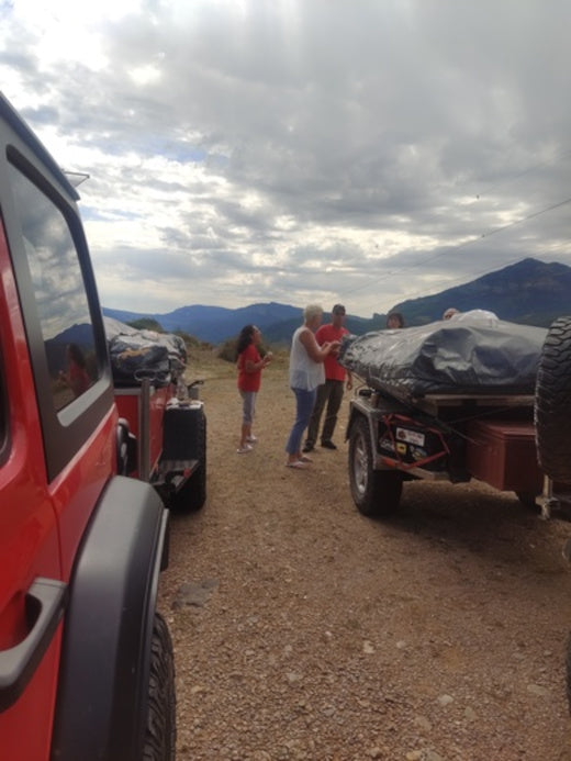 Zwei Anhängerzelte am Auto nebeneinander