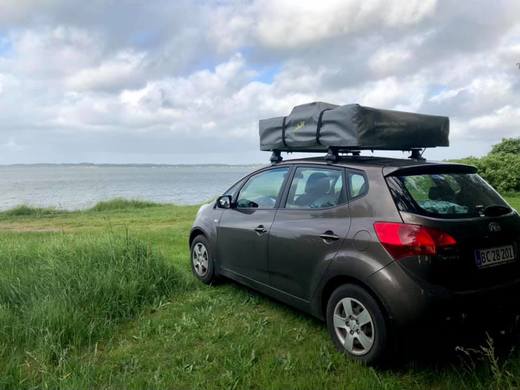 Kia mit Dachzelt am Meer