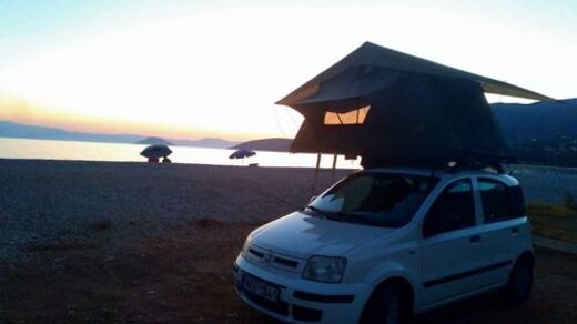 Kleinwagen mit Tanami Light Dachzelt am Meer