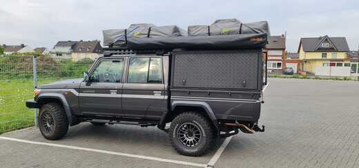 Offroader mit zwei Dachzelten, fertig zur Abfahrt gepackt