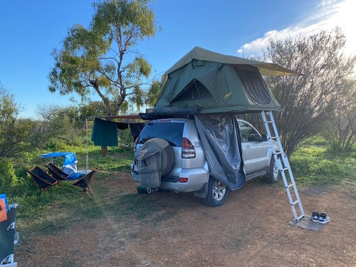Tanami Light Dachzelt von Gordigear auf Auto mit Markise