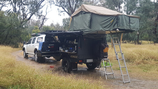 Dachzelt von Gordigear auf einem Anhänger montiert, gezogen von einem Geländewagen
