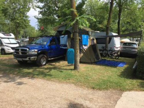 Ram mit Dachzelt,Vorzelt, Markise und Zeltraum auf dem Campingplatz