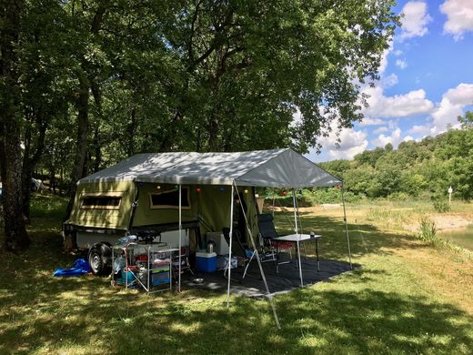 Anhängerzelt von Gordigear mit Markise auf Wiese