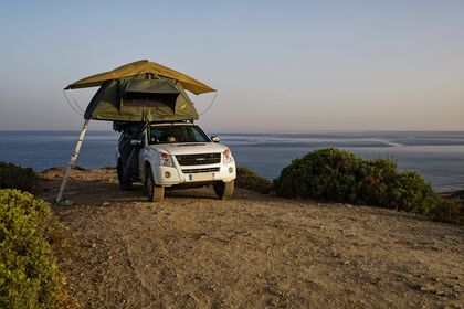 Pickup mit Dachzelt auf Düne mit Meerblick