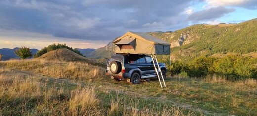 Toyota Landcruiser mit Tanami Plus Dachzelt von Gordigear in den Bergen Rumäniens