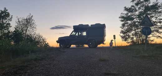 Geländewagen mit zwei zusammengeklappten Dachzelten bei Sonnenuntergang