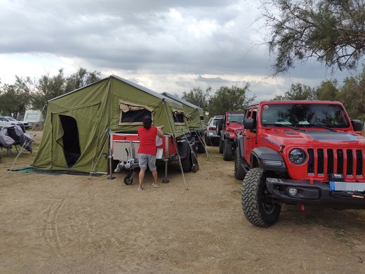 Zwei Anhängerzelte nebeneinander am Campingplatz