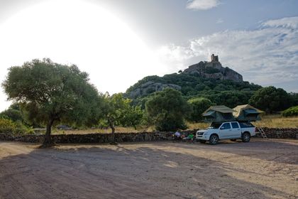 Pickup mit einem Dachzelt auf dem Dach und einem auf der Ladefläche mit Aufbau