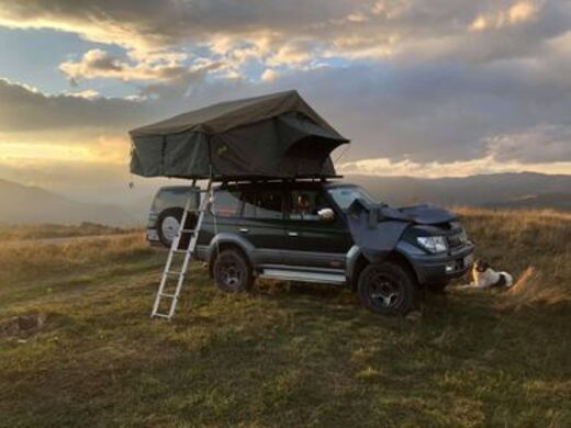 Toyota Landcruiser mit Dachzelt von Gordigear in toller Landschaft Rumäniens