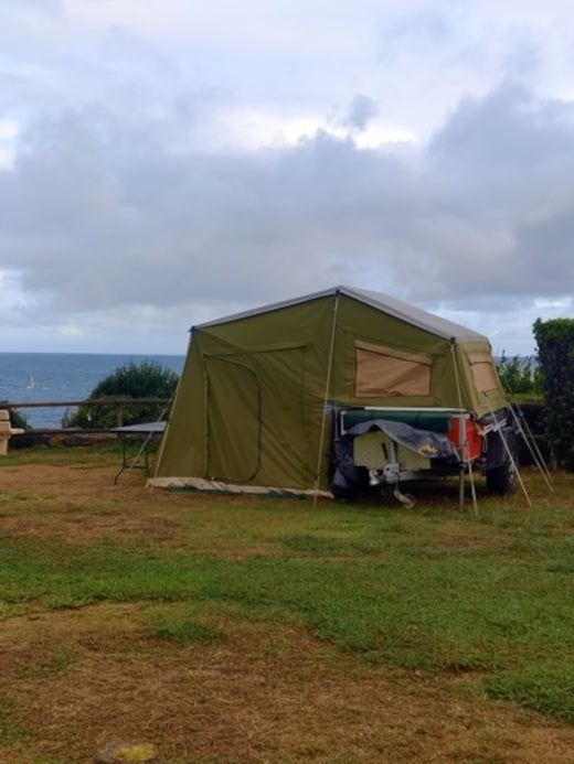 Anhängerzelt auf Stellplatz mit Meerblick