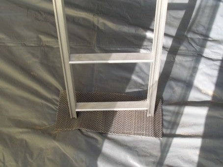 Eingangsleiter Dachzelt steht bei Tanami Plus Vorzelt im Zelt auf dem Zeltboden mit einer Unterlage um Beschädigungen zu vermeiden