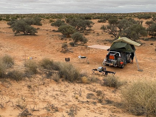 Dachzelt auf Auto in der Australischen Wüste