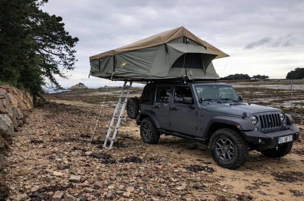 Dachzelt Tanami Plus auf Jeep am steinigen Strand