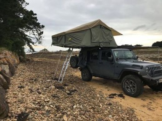 Dachzelt Tanami Plus auf Jeep am steinigen Strand