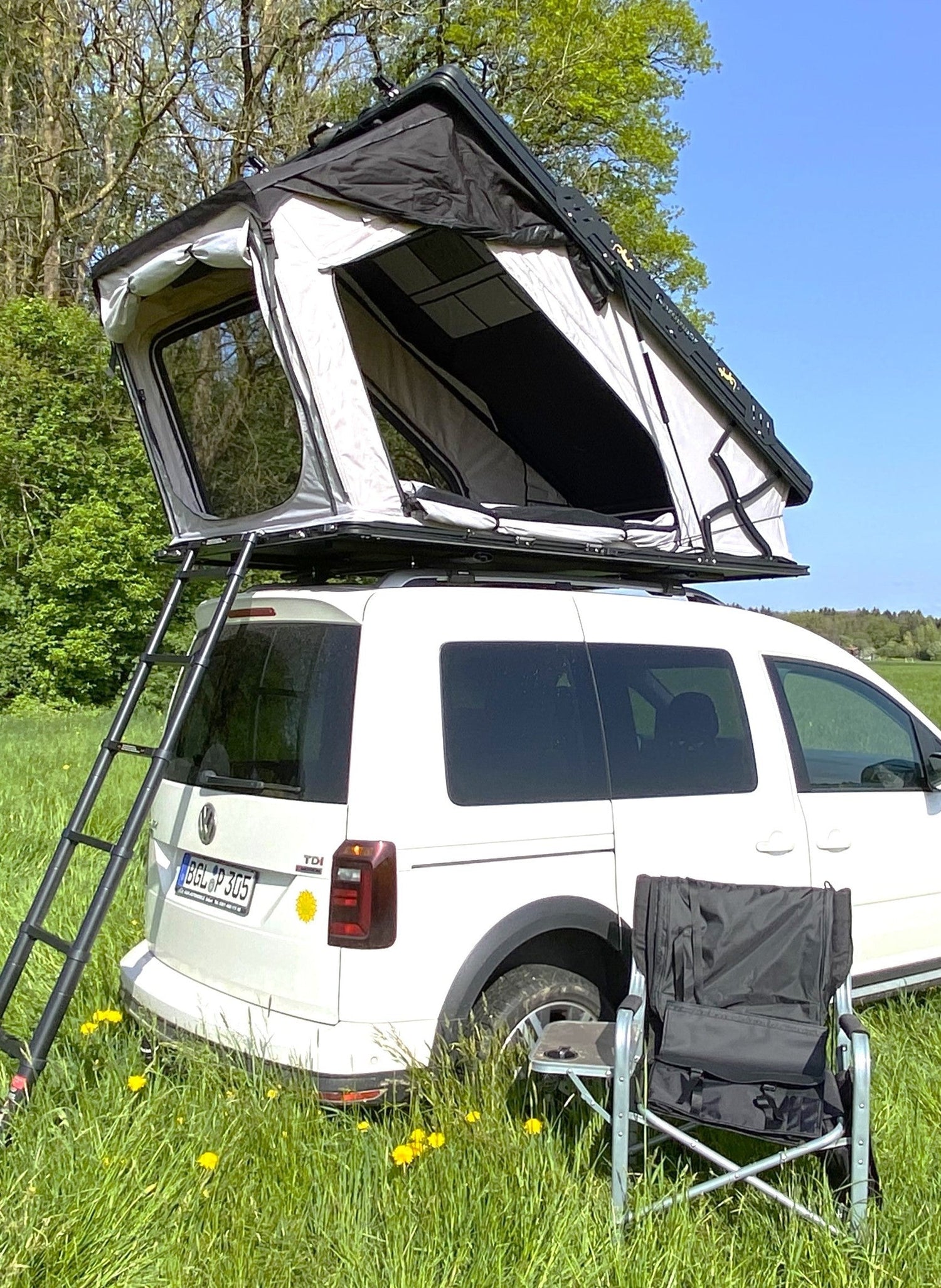 Hartschalen-Dachzelt auf weißem Caddy
