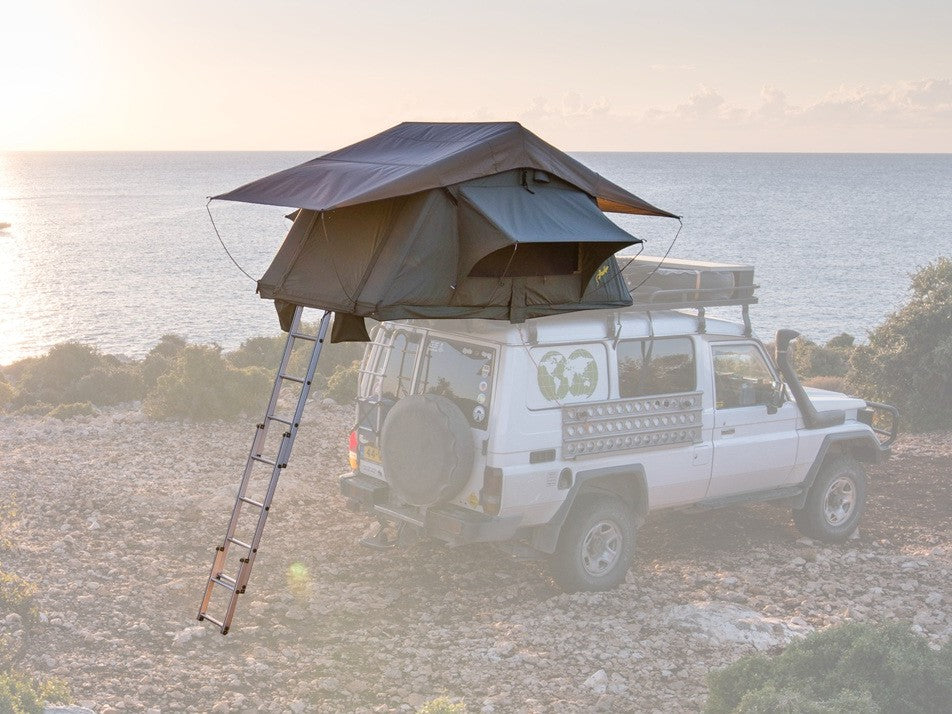Dachzelt auf Landrover am Meer