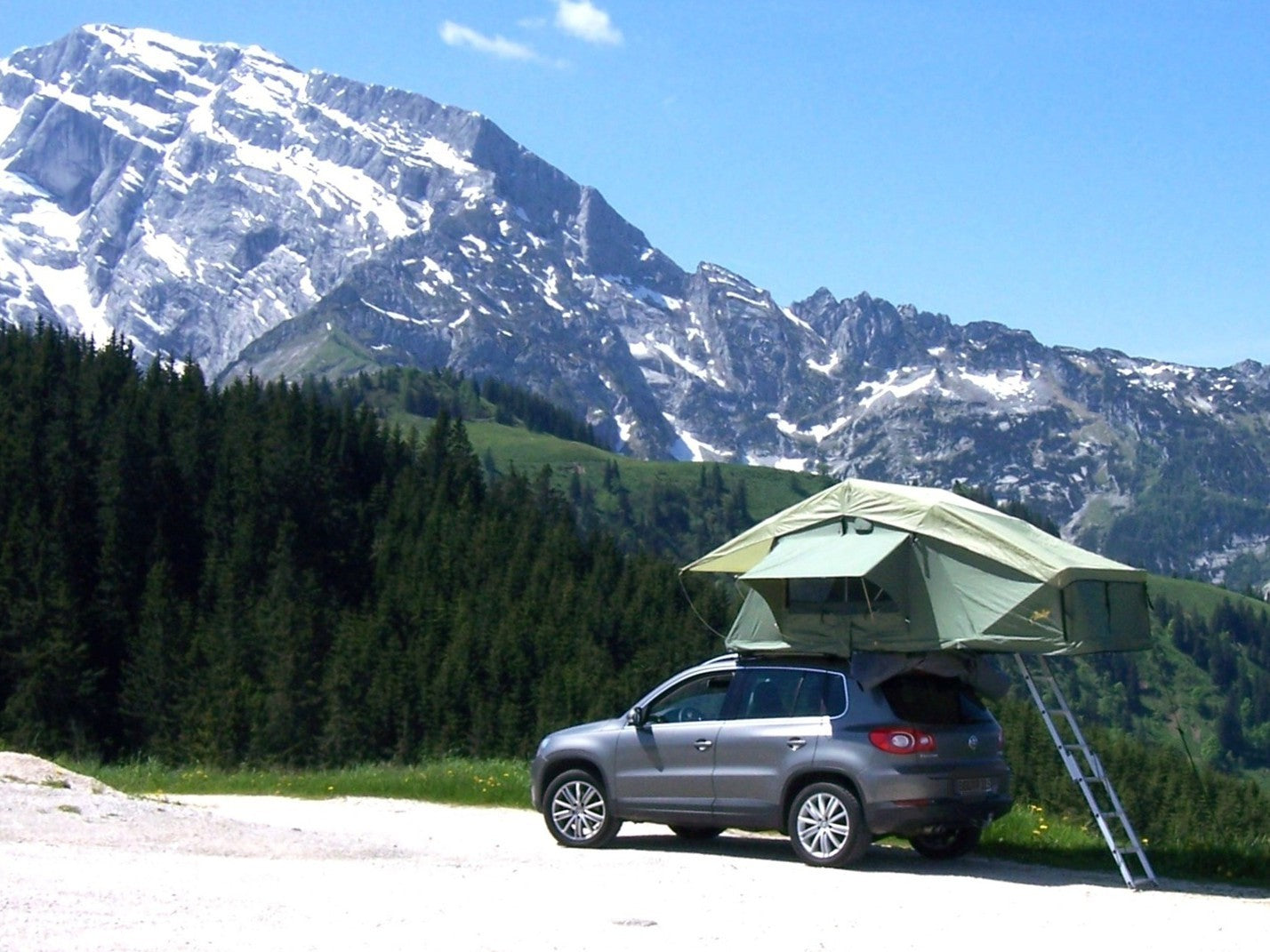 Dachzelt auf VW vor Bergpanorama