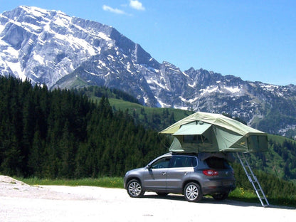 Dachzelt auf VW vor Bergpanorama