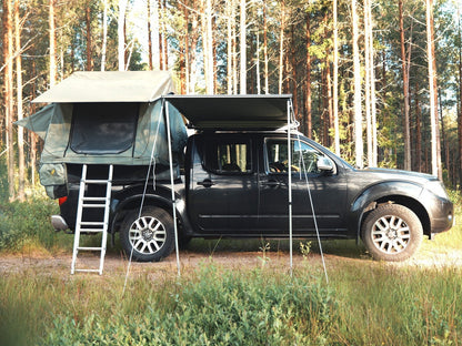 Tanami Light auf Pickup hinten aufgebaut, daneben eine Markise auf dem Dach 
